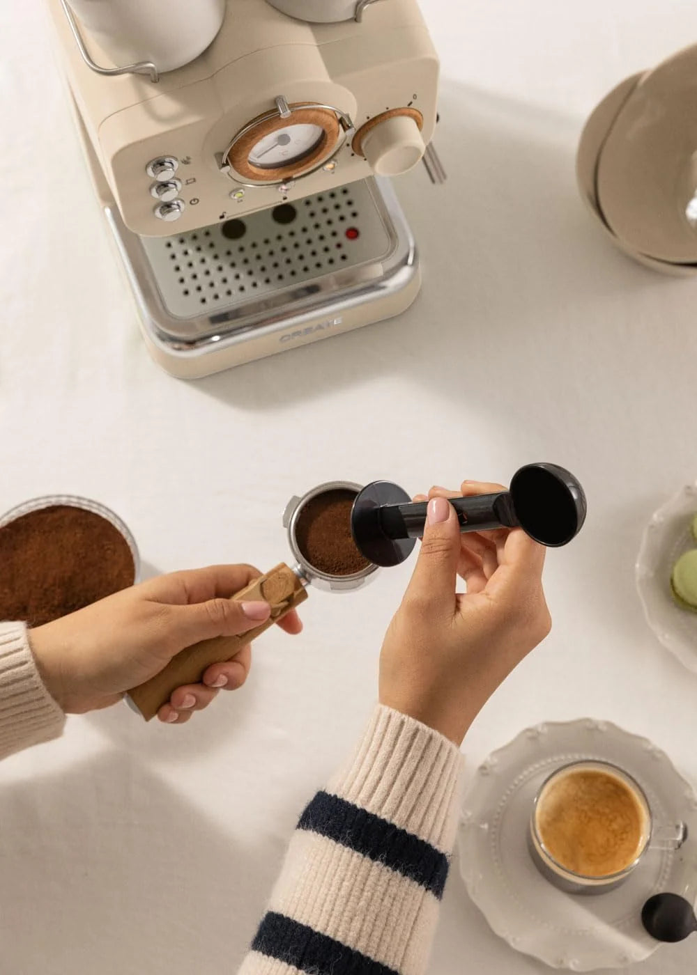 CREATE / THERA RETRO/Cafetera Express Semiautomática arena mate y madera / 20 bares, brazo doble salida, depósito 1,25L, café molido y monodosis ESE 55mm, con vaporizador, 1100W