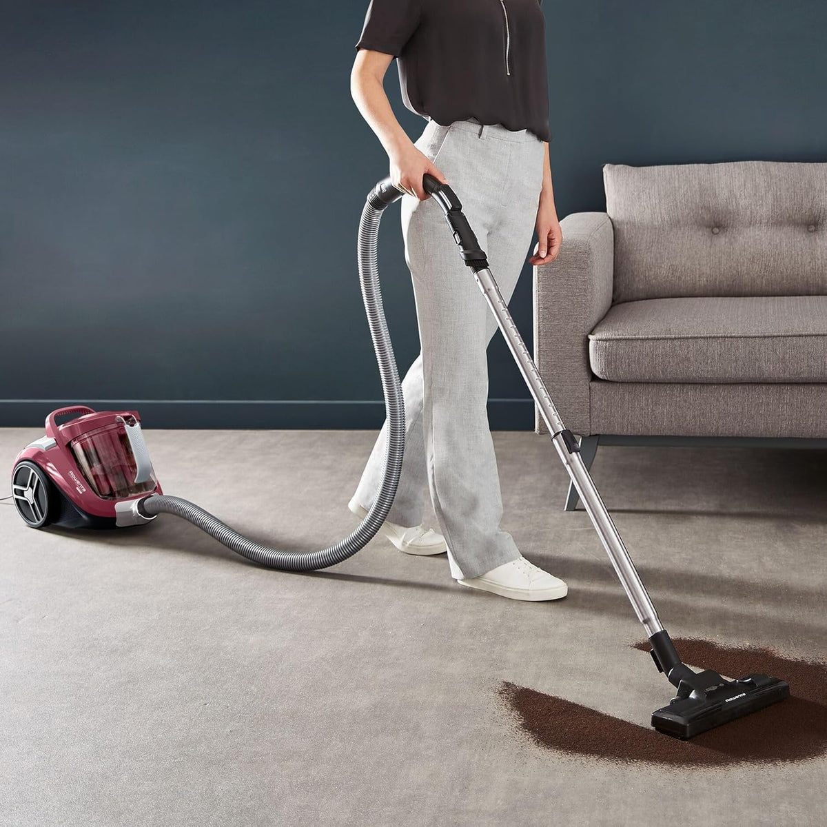 Rowenta Compact Power XXL - Aspiradora sin bolsa, motor bajo consumo, 900 W, filtración ciclónica avanzada de 3 niveles, depósito de suciedad extragrande de 2,5 L, compacta, kit clásico, RO4B23