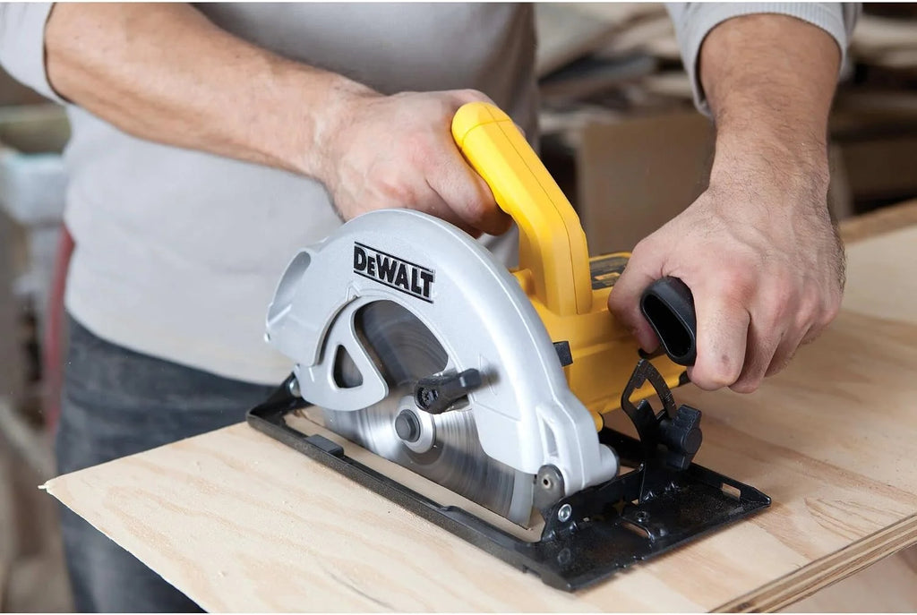 DEWALT DWE560-QS - Sierra Circular, 1350W, Disco de 184 mm, Profundidad de Corte Máxima 65 mm, Velocidad 5500 rpm, Diseño Compacto y Ligero, Incluye Guía Paralela y Adaptador para Extracción de Polvo