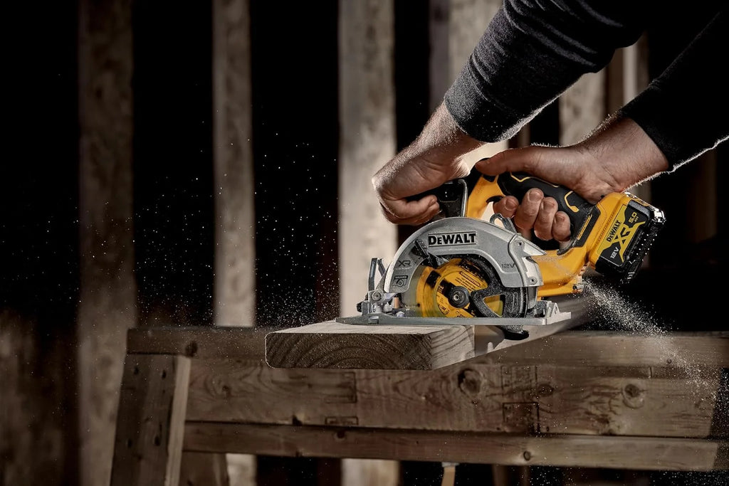 DeWalt - Sierra Circular sin escobilla XR 12V 140mm sin cargador/batería