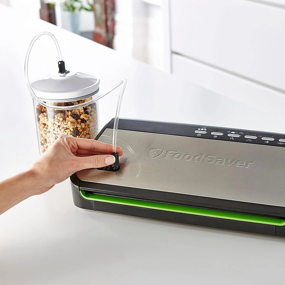 Foodsaver Envasadora al Vacío con almacenamiento de rollos integrado | Cortador de bolsas y modo para alimentos delicados | Incluye bolsas selladoras al vacío surtidas (FFS005X)