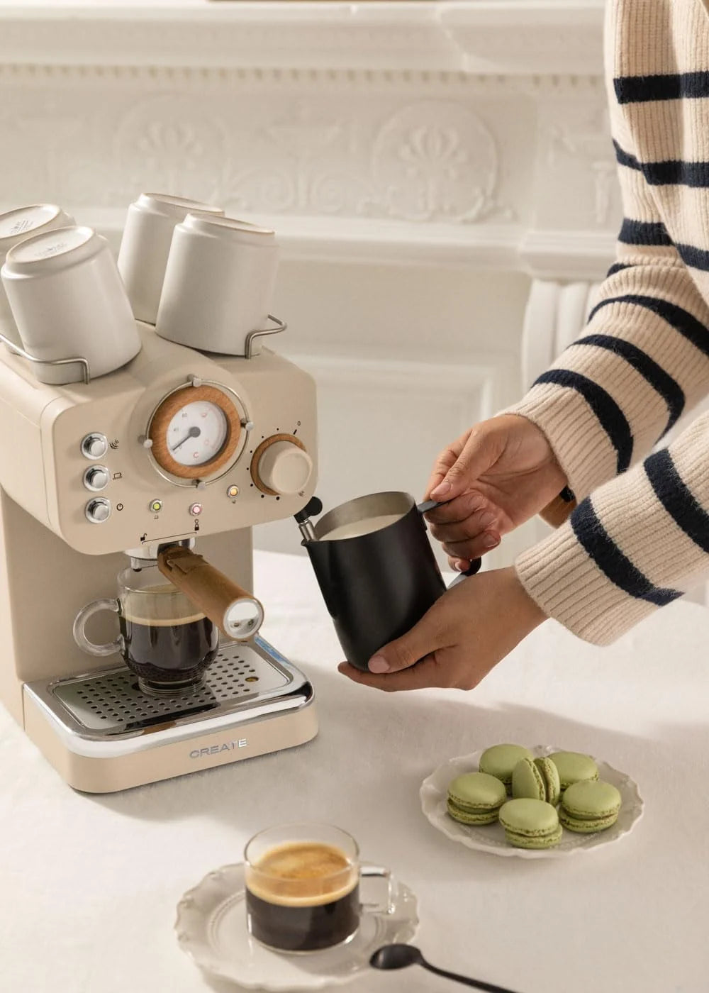 CREATE / THERA RETRO/Cafetera Express Semiautomática arena mate y madera / 20 bares, brazo doble salida, depósito 1,25L, café molido y monodosis ESE 55mm, con vaporizador, 1100W