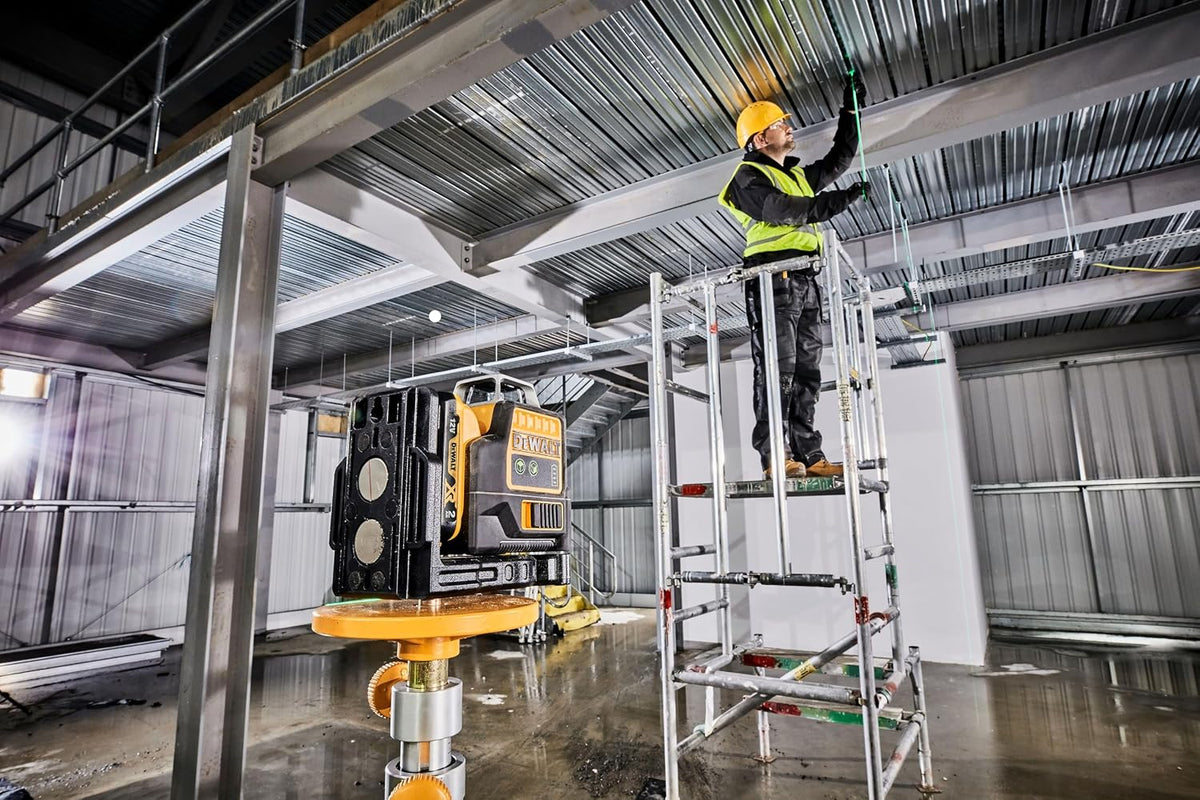 DEWALT DCE0811D1G-QW - Nivel Láser Autonivelante Verde, 2 Líneas 360°, Batería Li-Ion 2Ah XR 12V, Resistente IP65, Test de Caída 2m, Proyección Horizontal y Vertical, Incluye Pack de Batería 12V