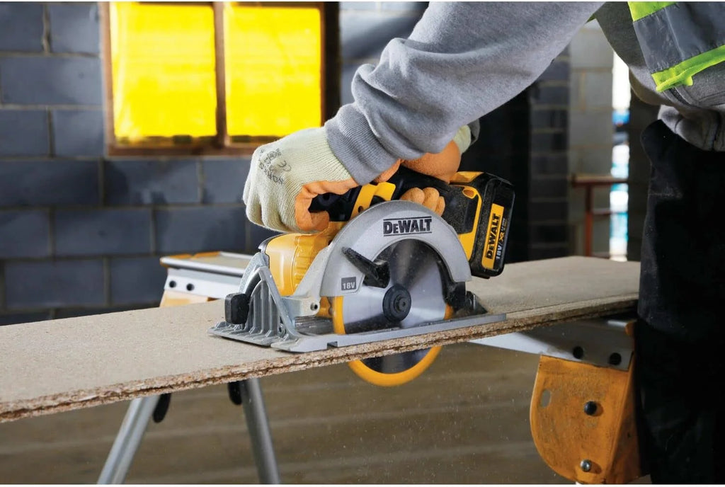 DeWalt DCS391N-XJ - Sierra circular XR 18V, diámetro de165 mm y 55 mm de profundidad sin cargador/batería, Arándano