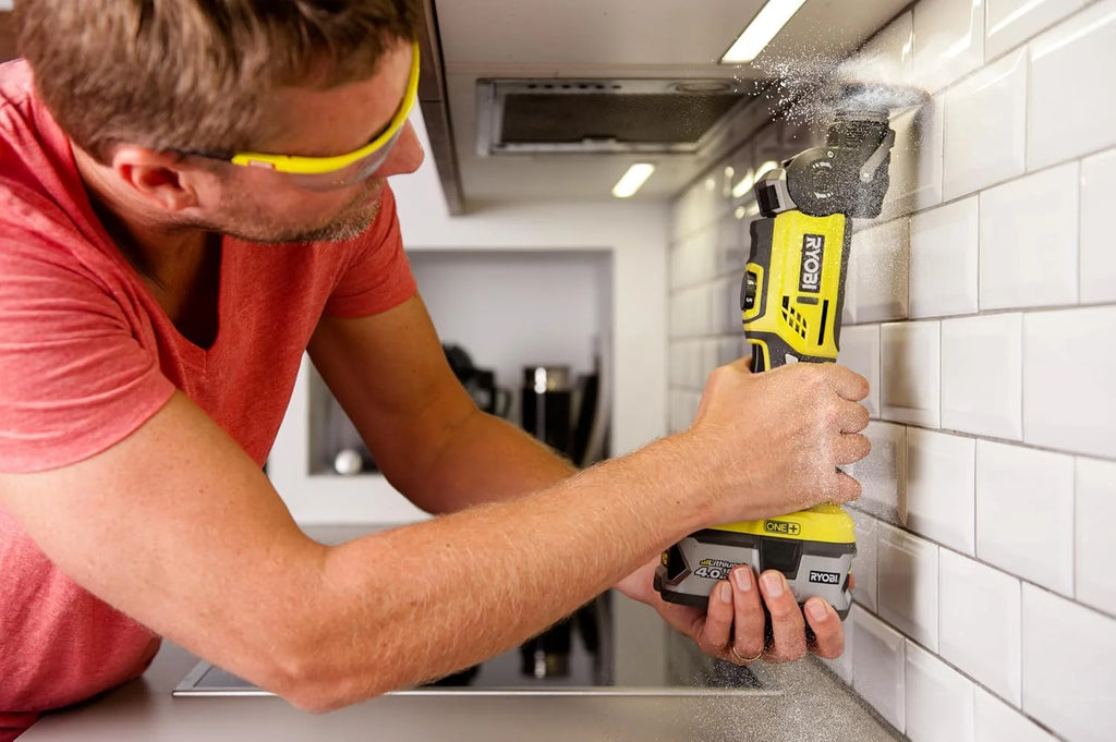 RYOBI - Multiherramienta 18V ONE+ - Herramienta Multiuso Ideal para Cortar Todo Tipo de Materiales y Lijar en Lugares Estrechos - Se Entrega con Accesorios (sin Batería y Cargador) - R18MT-0