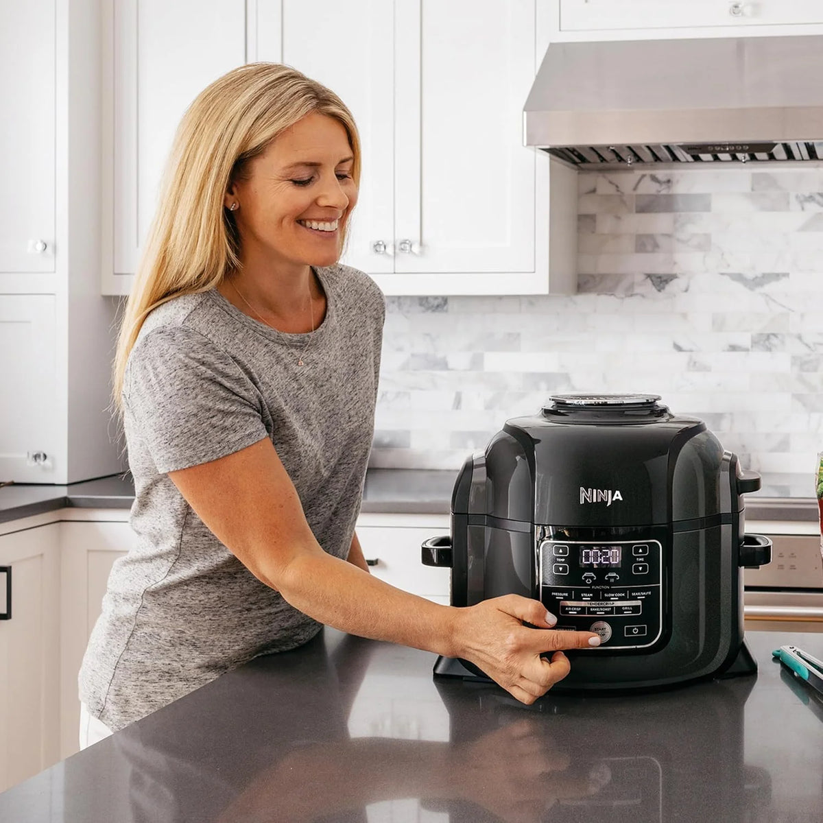 Ninja Foodi Olla eléctrica multifunción, 6 l, 7 funciones en 1, Olla a presión, Freír con aire, Cocción lenta, Parrilla y más, en acero galvanizado y negro, OP300EU