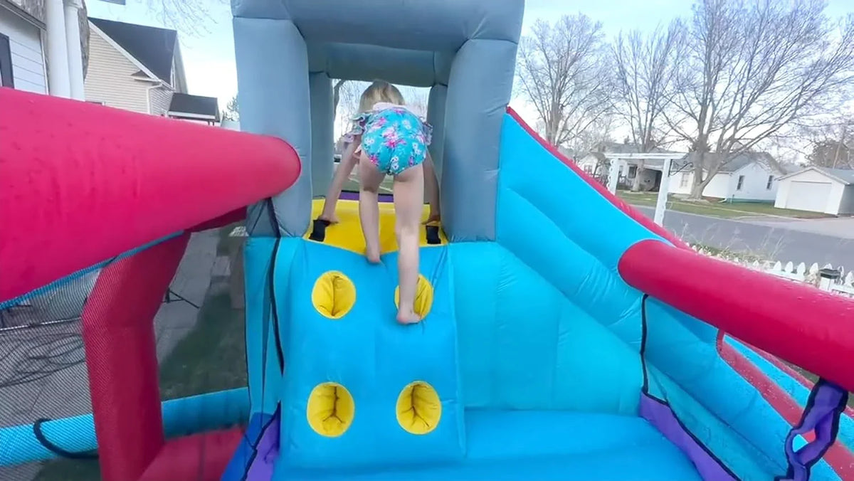 Tobogán acuático inflable 8-en-1 para niños: castillo inflable parque acuático con soplador de 450W, muro de escalada, piscina, 2 pistolas de agua, canasta de baloncesto, tobogán, rociador de cocodrilo – perfecto como regalo y para fiestas en el jard