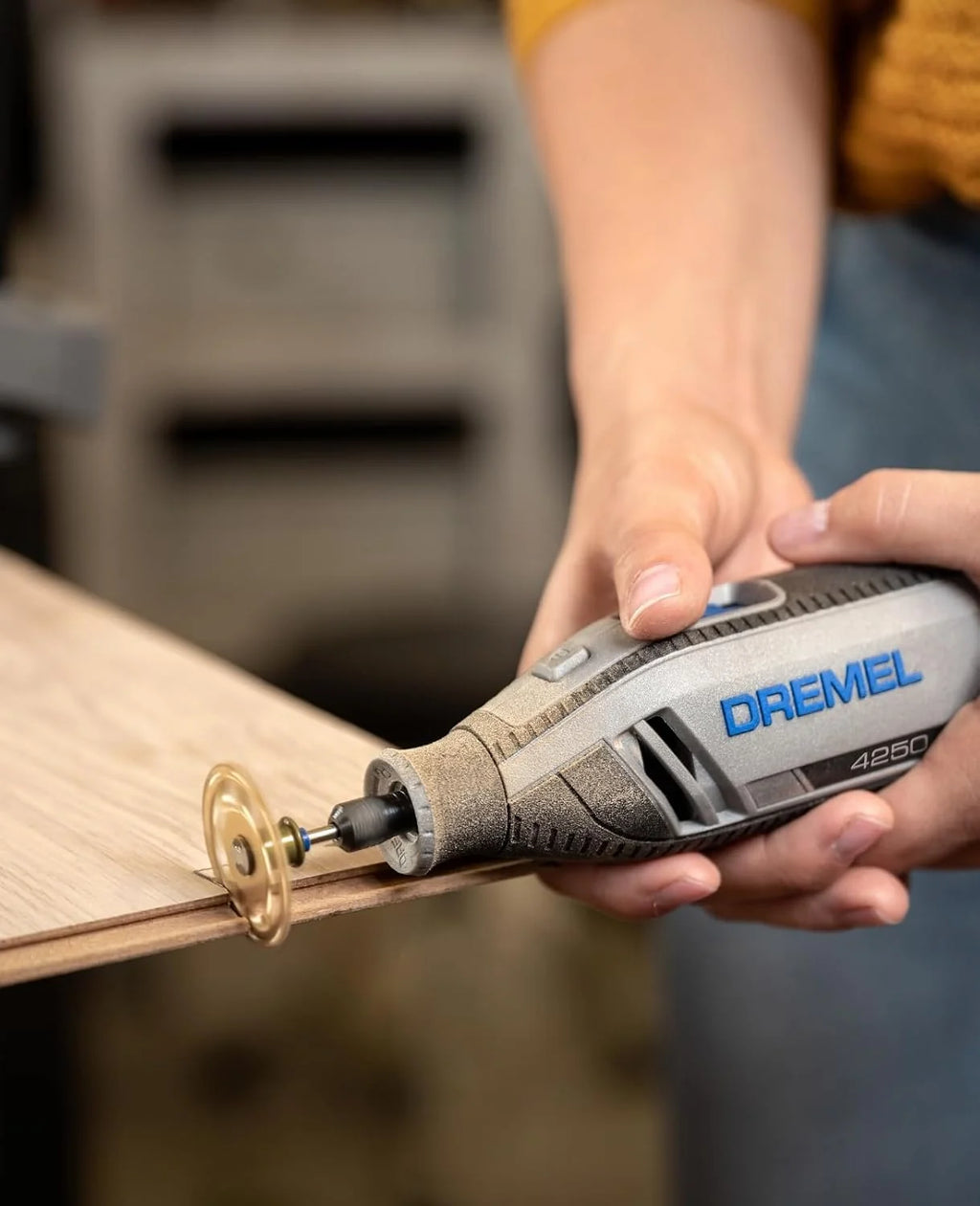 Dremel 4250 Herramienta Rotativa 175 W, Kit Multiherramienta con 3 Accesorios 45 Accesorios, Motor de 175 W con Retroalimentación Electrónica, Velocidad Variable 5.000-35.000 RPM