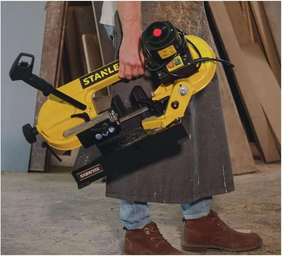 Stanley Sierra de cinta para metal sierra de banda metal 750W, capacidad de corte 105 mm, con ángulo de corte ajustable 0-45°, para acero tubos perfiles, máquina de sierra portátil para taller