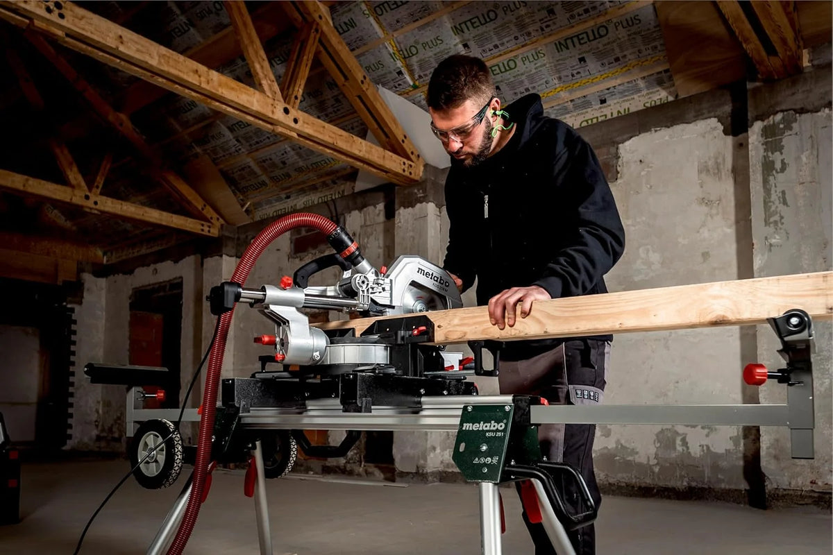 metabo KGS 254 M Sierra de Inglete y Tracción, Corte Preciso y Disco 254 mm