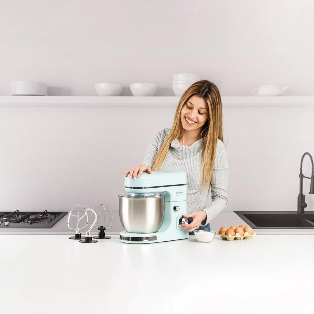 Taurus – Batidora amasadora Mixing Chef Gusto | 1300 W | 8 Velocidades + Pulse | Bol Acero Inoxidable 5 L | Cabezal inclinable | Tapa Anti salpicaduras | Accesorios para batir, montar y amasar