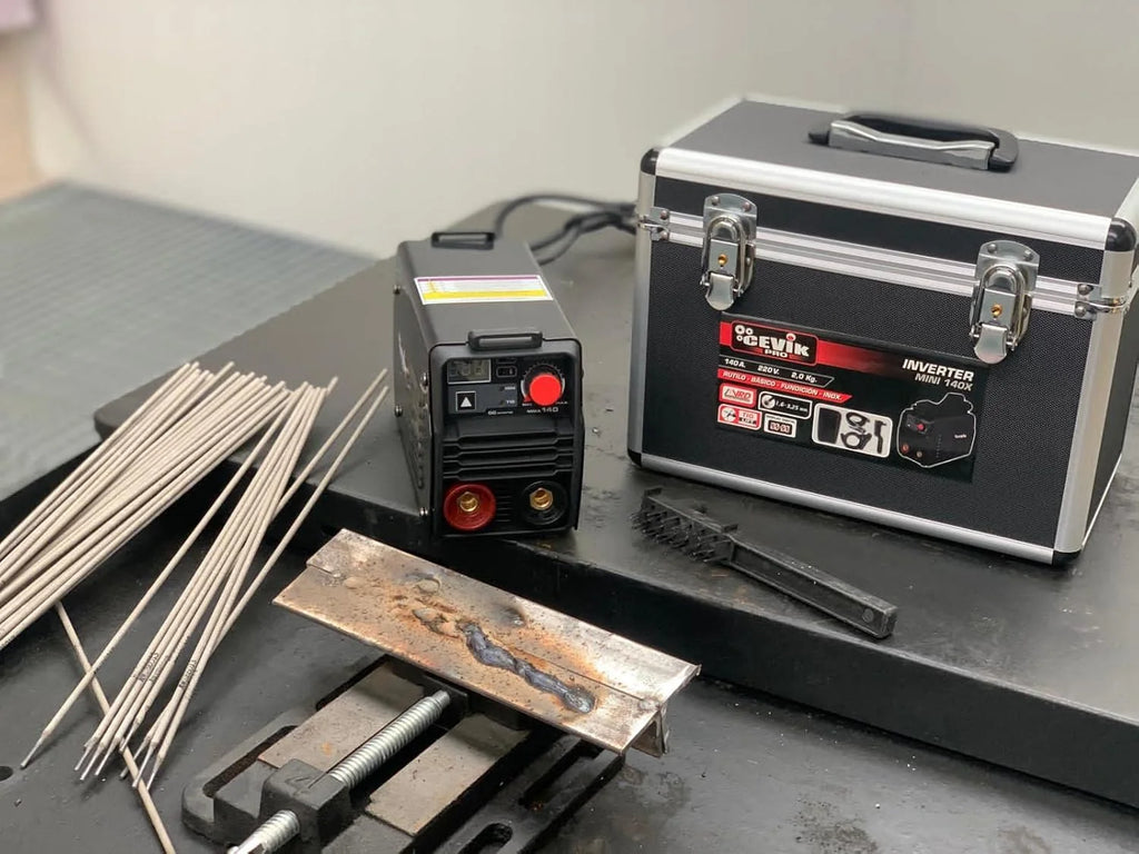 CEVIK PRO CE-MINI145X - Mini Soldador Inverter MMA Máscara de Soldadura y Portaelectrodo - 140A 60% 230V - Electrodos hasta 3.25mm - Display Digital - Conectable a Generador - Soldara Portátil