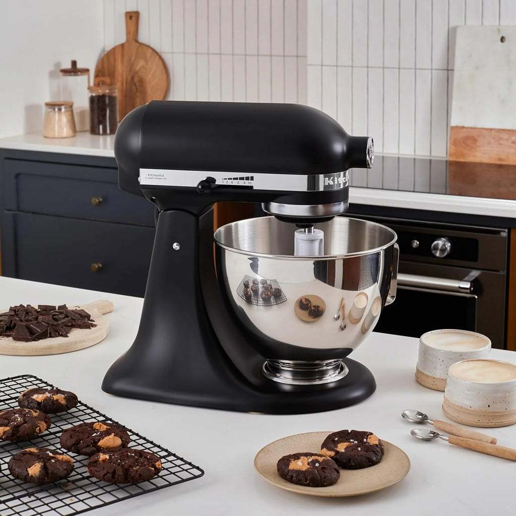 KitchenAid Classic Batidora Amasadora 4.3L, 10 Velocidades con Arranque Suave, Pala, Gancho y Varilla, Acción Planetaria, 59 Puntos de Contacto, Black Matte