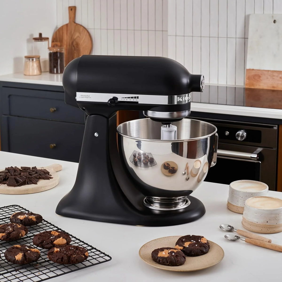KitchenAid Classic Batidora Amasadora 4.3L, 10 Velocidades con Arranque Suave, Pala, Gancho y Varilla, Acción Planetaria, 59 Puntos de Contacto, Black Matte