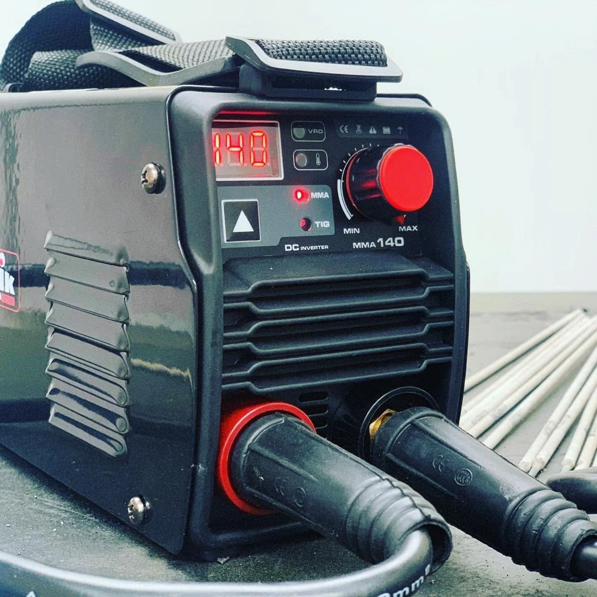 CEVIK PRO CE-MINI145X - Mini Soldador Inverter MMA Máscara de Soldadura y Portaelectrodo - 140A 60% 230V - Electrodos hasta 3.25mm - Display Digital - Conectable a Generador - Soldara Portátil