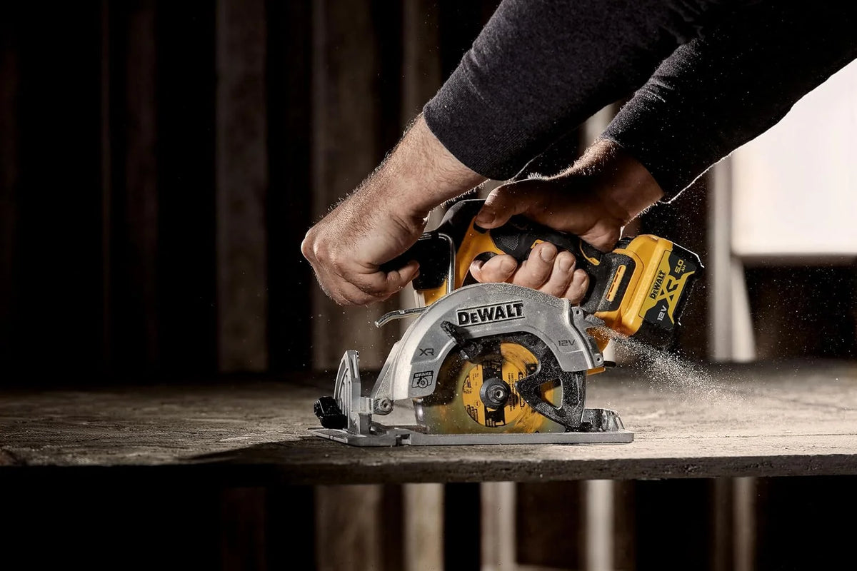 DeWalt - Sierra Circular sin escobilla XR 12V 140mm sin cargador/batería