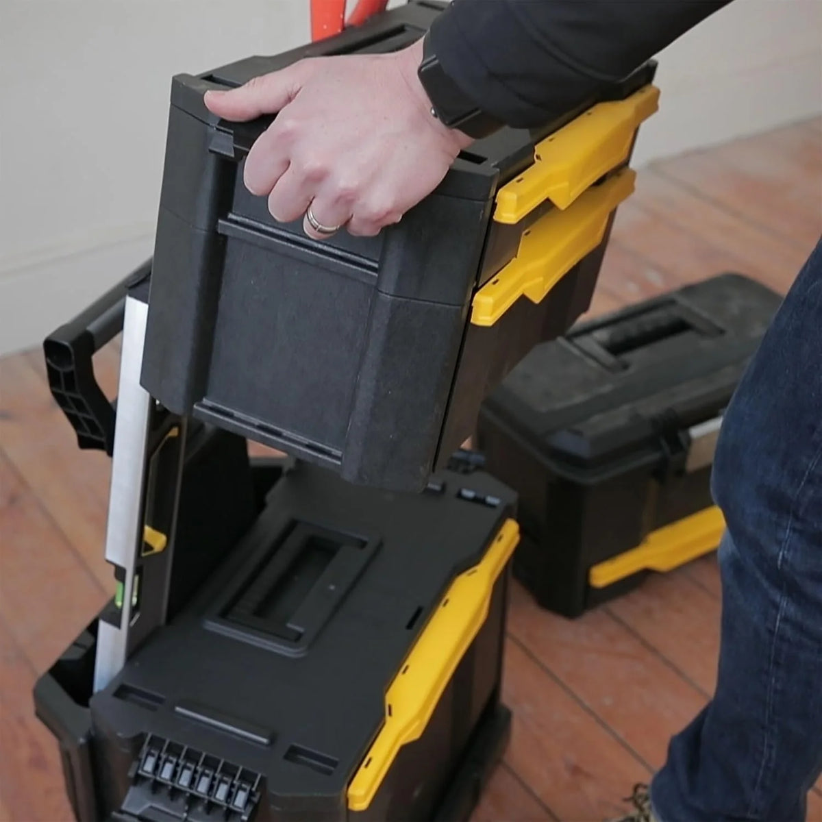 STANLEY Taller rodante Modular 3 en 1 apilable con Ruedas Resistentes, asa telescópica, organizadores Integrados y Capacidad de 35 kg, Ideal para Herramientas eléctricas y manuales, 1-79-206