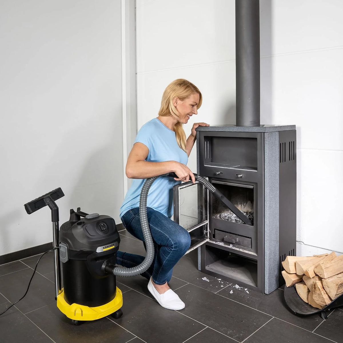 KÄRCHER Aspirador de Cenizas AD 4 Premium, Potencia: 600 W, depósito metálico: 17 l, Tubo de aspiración: 1,7 m, Limpieza de Filtro integrada, Filtro Plano Plisado