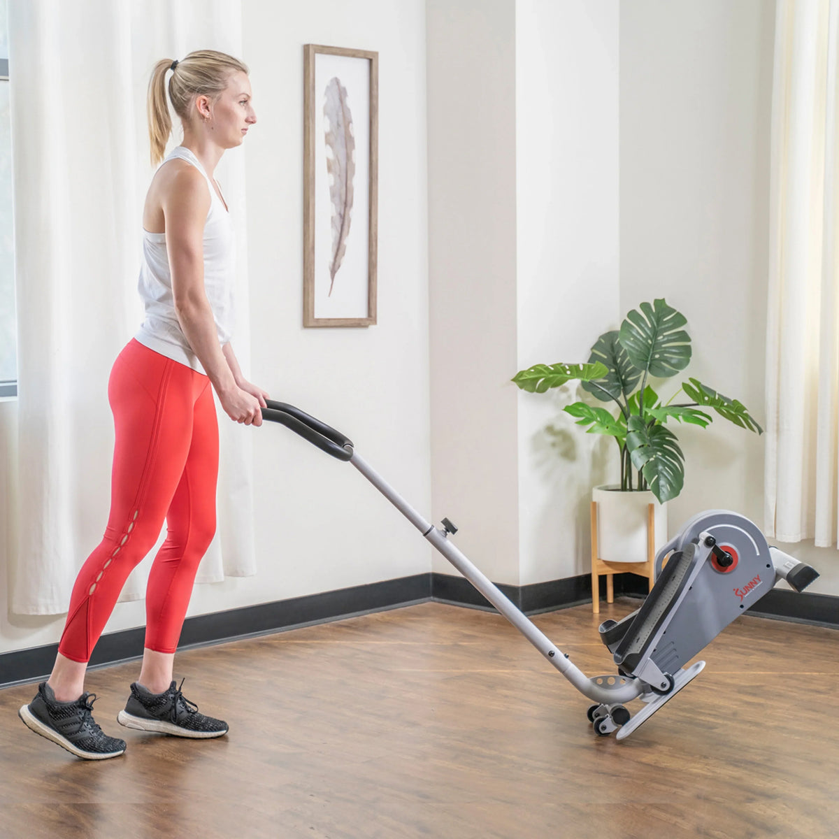 Sunny Health & Fitness Elíptica magnética compacta con manillar – stepper portátil para entrenamiento en casa, modelo SF-E3988.