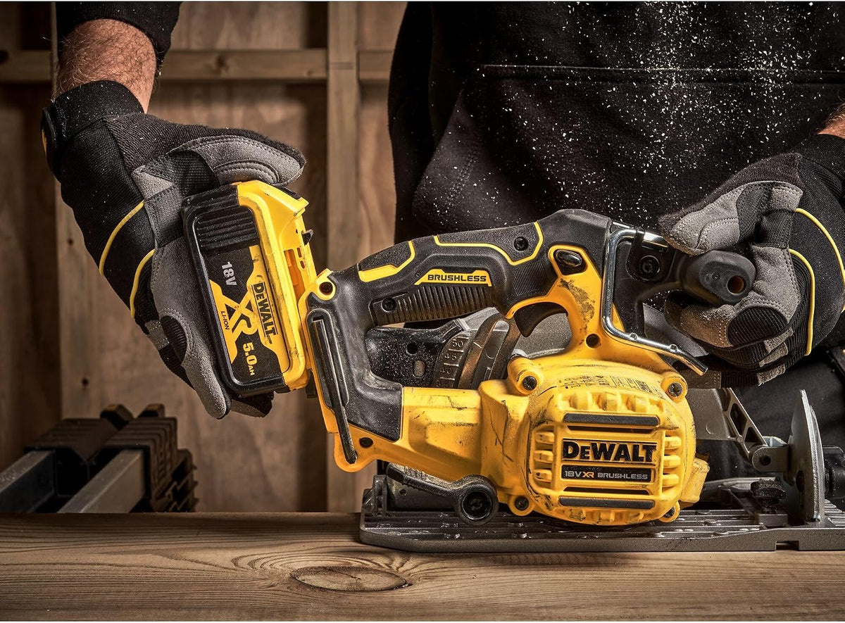 DEWALT DCS565N-XJ - Sierra circular 18V XR, Motor sin escobillas, LED integrado y dispositivo de soplado, Incluye hoja de sierra de metal duro y tope paralelo, No incluye batería ni cargador